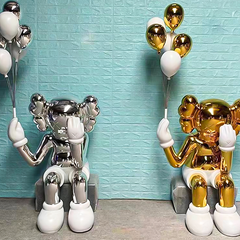 Escultura Kaws em tamanho real em cores de galvanoplastia